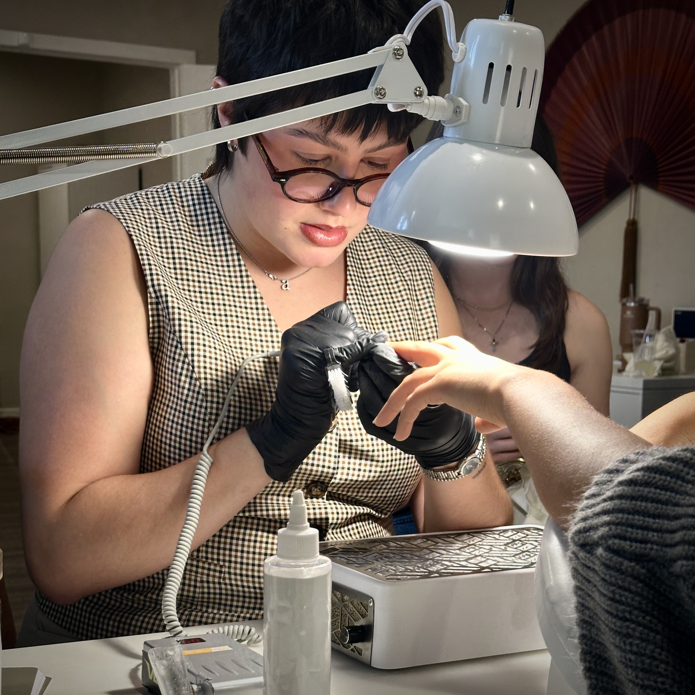 Carolina Nigaglioni using an e-file during a Russian manicure