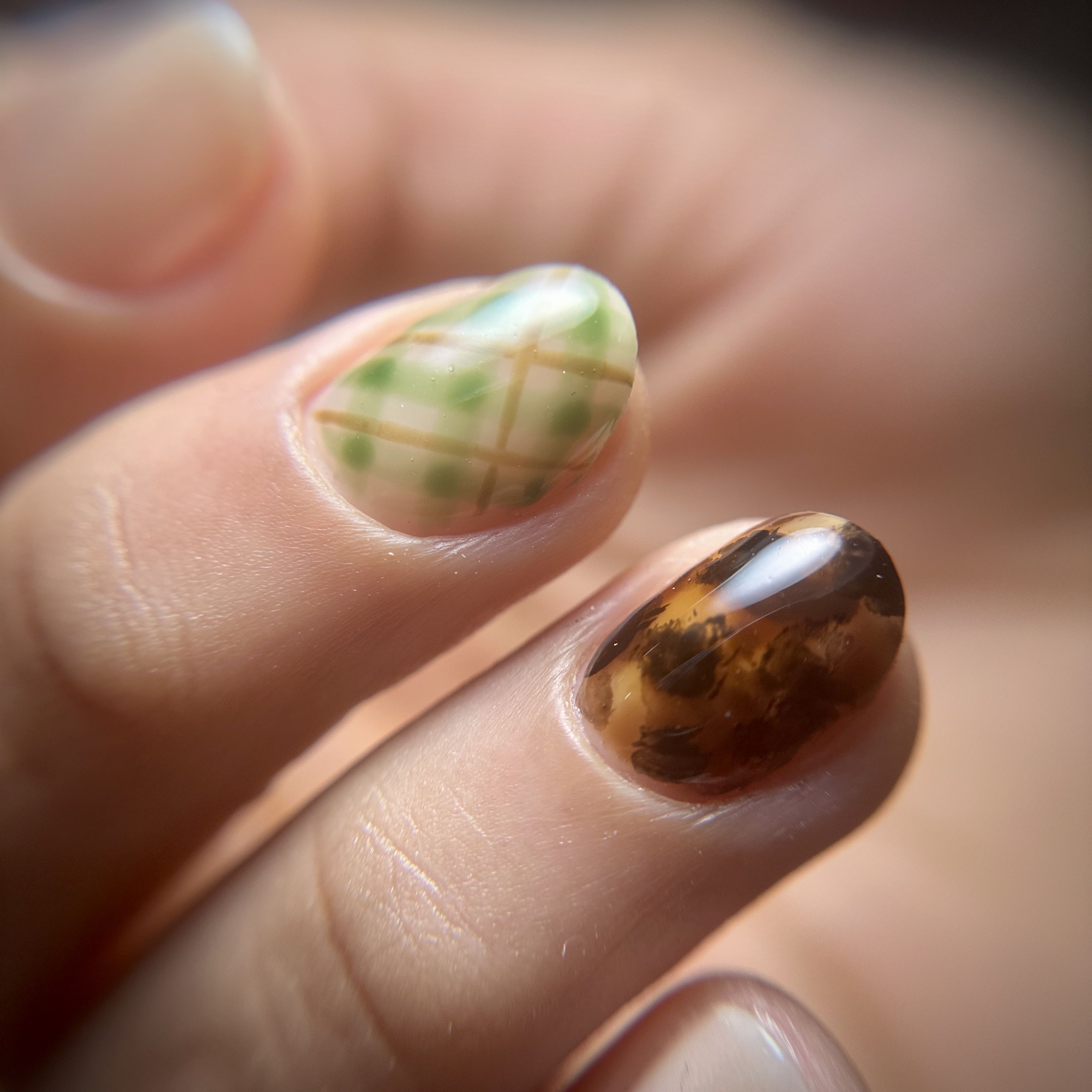 Carolina Nigaglioni Russian Manicure Structured Gel Overlay - Plaid and Tortoise Print Nails